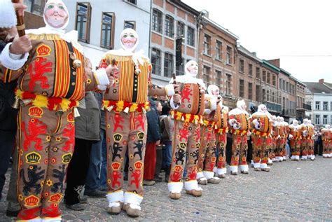 gilles de binche|Les Gilles de Binche au carnaval